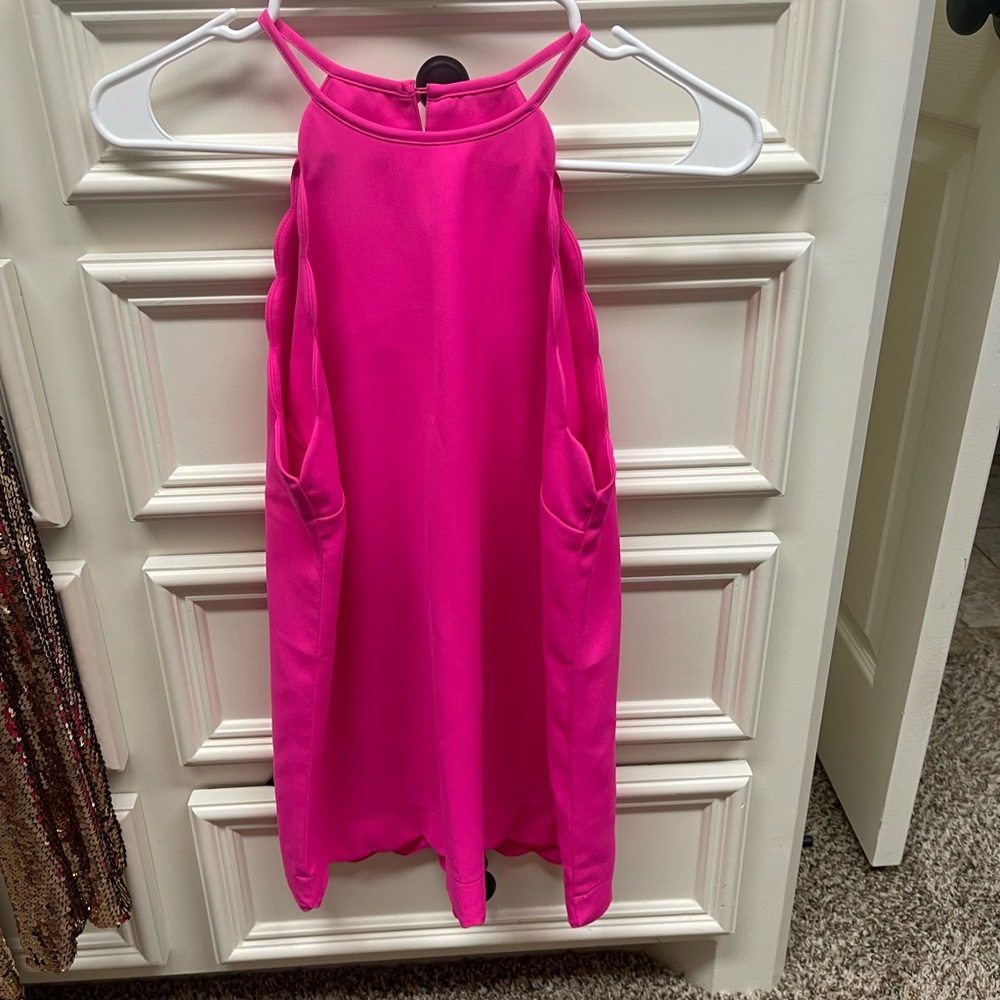 Vanilla Bay, Small-fits like a medium, HOT hurt your eyes PINK scalloped tank